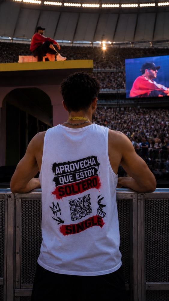 Cliente con la camiseta Soltero en el concierto