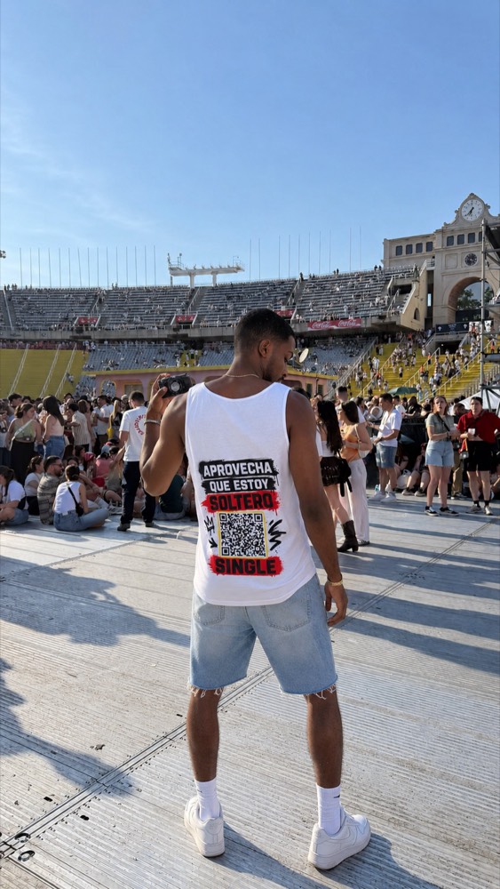 Camiseta Soltero con QR en el estadio